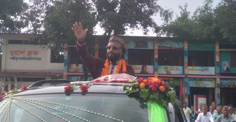 বর্ণিল আয়োজনে প্রধান শিক্ষকের রাজকীয় বিদায়, কান্নায় ভাসলেন শিক্ষক-শিক্ষার্থী